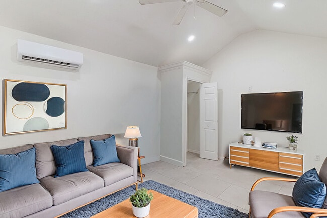 Building Photo - 608 High St