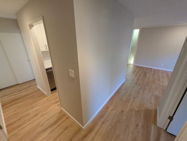 Building Photo - Spacious 2/1 Condo near BART Available Now!