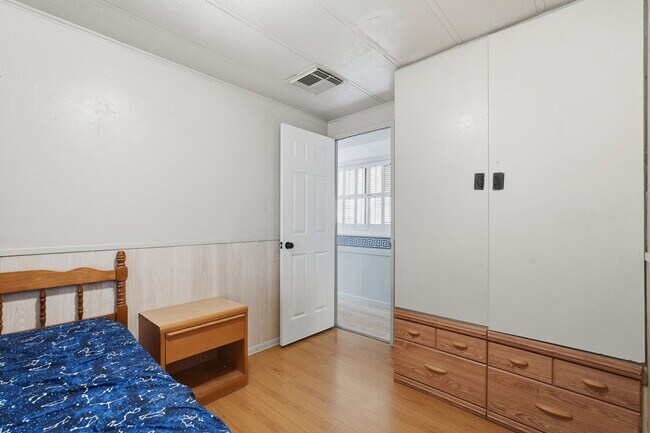 Building Photo - 2237 W Foothill St