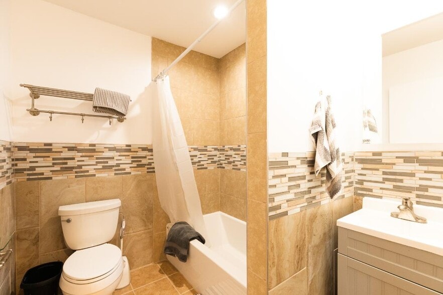 Back Bath - 60 Broad St