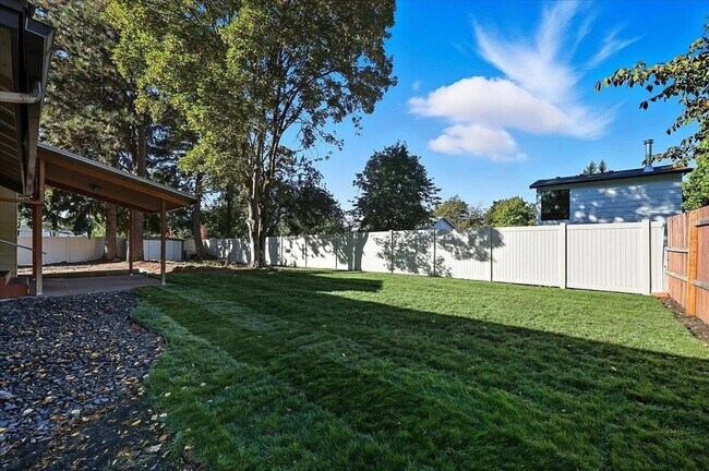 Building Photo - Gorgeous South Hill Home