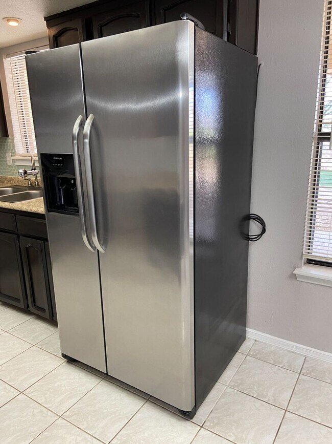 Building Photo - Home For Rent