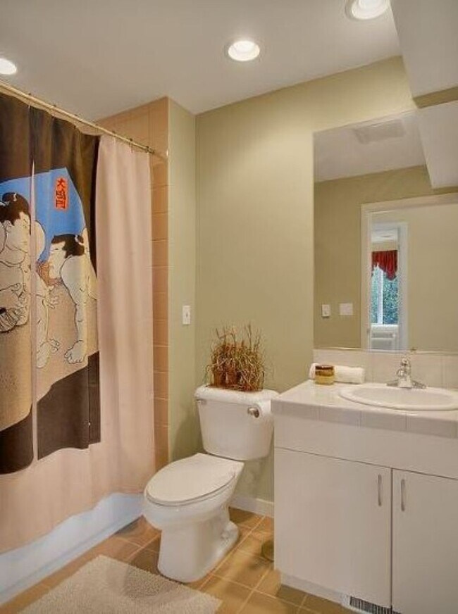 Building Photo - 2Bd/1.75Ba Seattle Condo