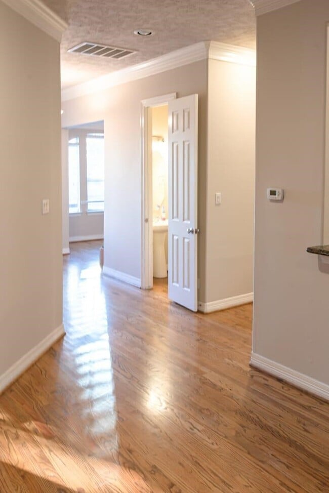 Building Photo - 1507 Shady Villa Manner