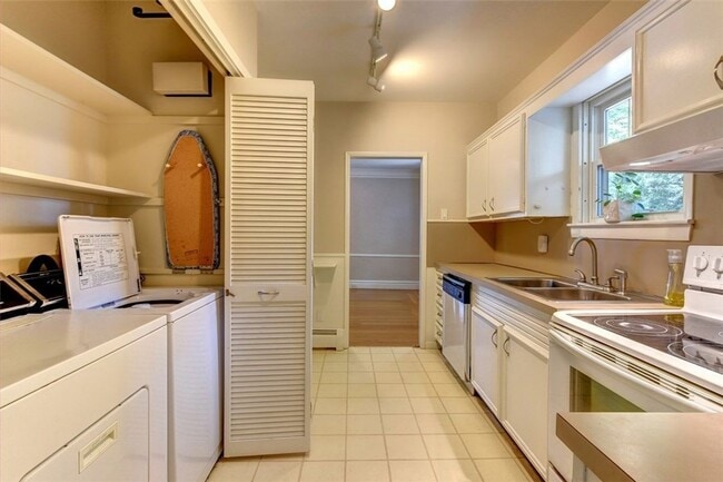 Building Photo - ****Pawtucket/Oakhill - Three Bed Single F...