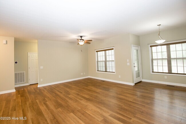 Building Photo - 110 Willow Creek Ln