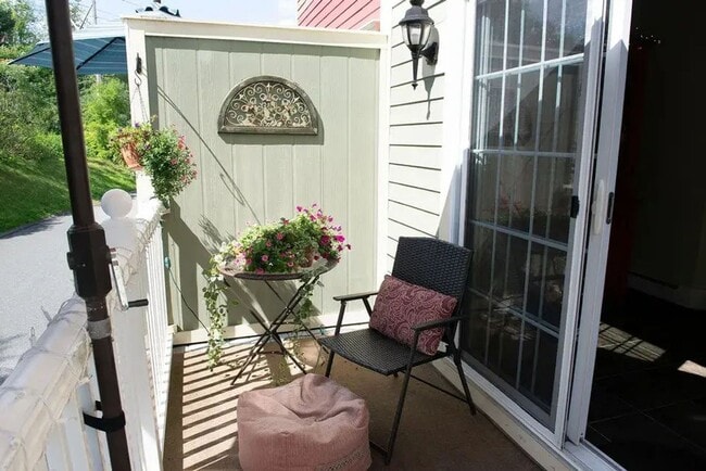 Building Photo - Beautiful Townhouse in White River Junction  (CURRENTLY UNDER CONTRACT)