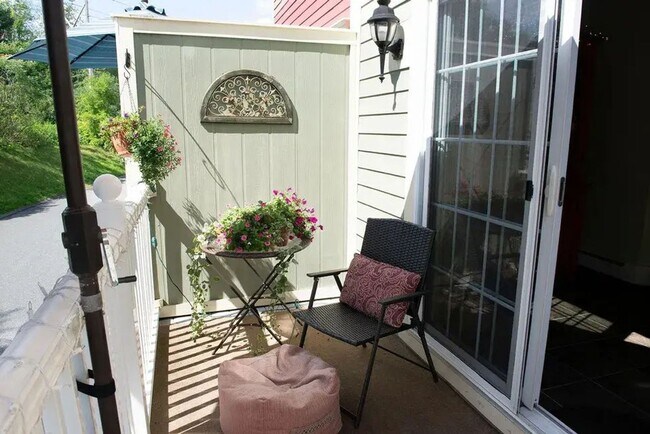Building Photo - Beautiful Townhouse in White River Junction