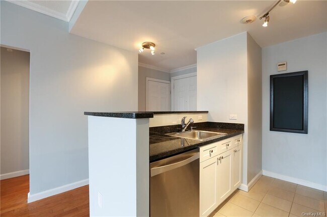 Building Photo - 300 Mamaroneck Ave
