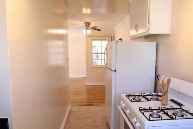 Building Photo - 1 bedroom in Los Angeles CA 90028