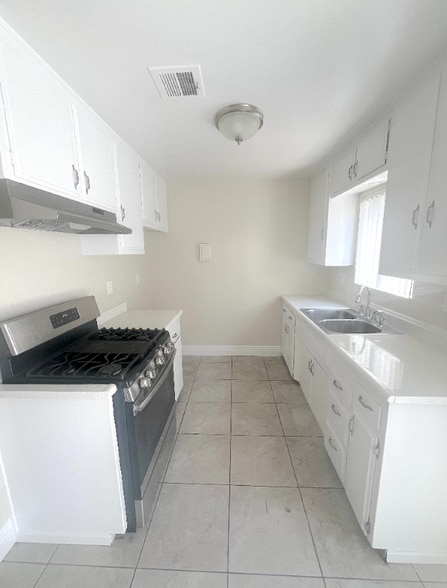 Building Photo - 587 Silverwood Ave