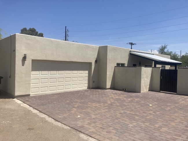 Primary Photo - 1008 E Silver St