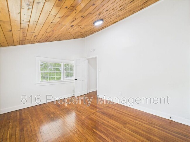 Building Photo - 633 S Fuller Ave