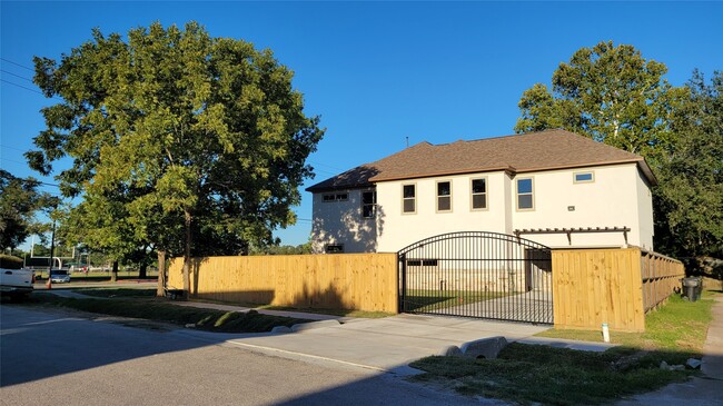 Building Photo - 9729 Neuens Rd