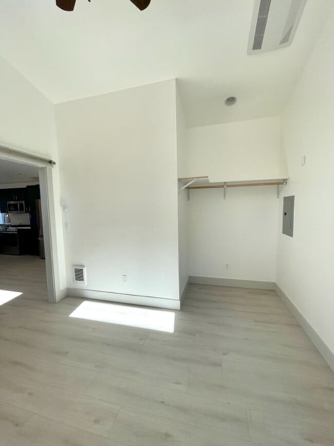Building Photo - Hartford Duplex - 01355-HART-00