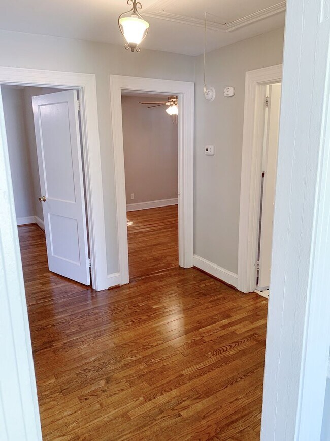 Building Photo - 3 Bedrooms 2 Full Bathrooms with fenced in...