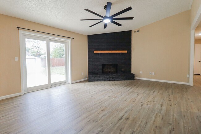 Building Photo - 3 bed/2bath! Fully remodeled!