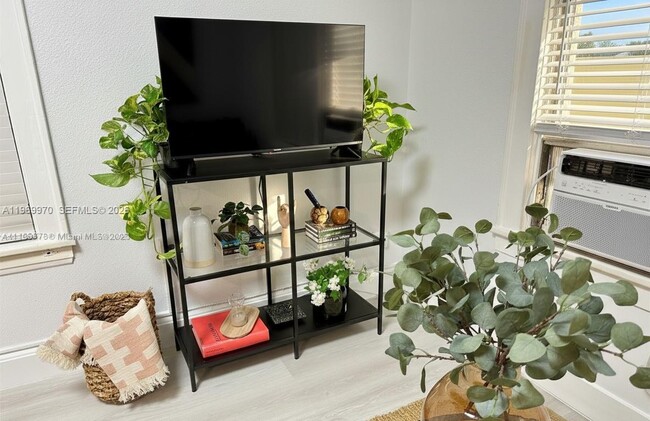 Building Photo - 126 Mendoza Ave