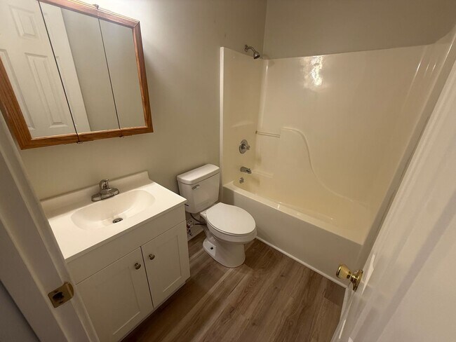 Building Photo - 200 E 9th St