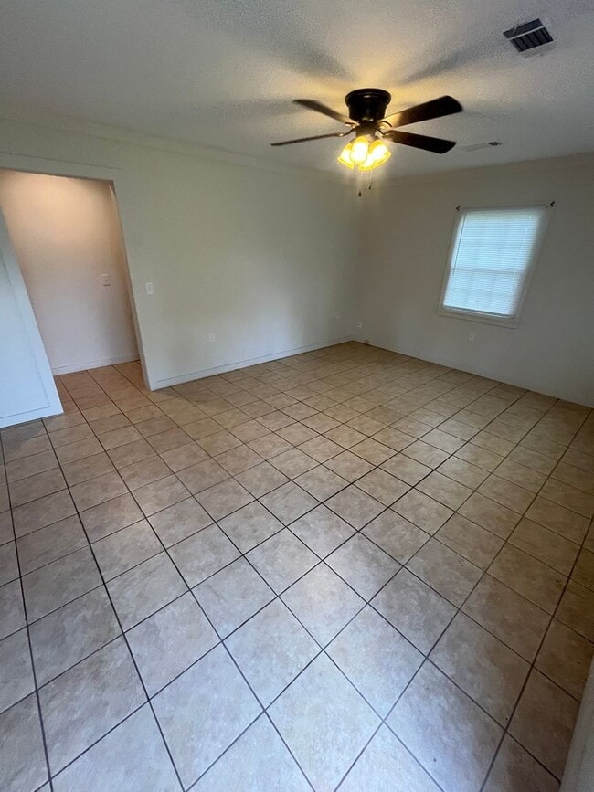 Building Photo - 3 Bed 1 Bath Brick Home