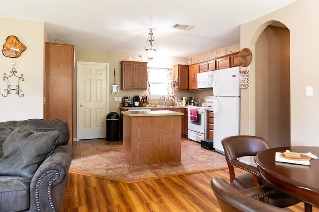 Building Photo - 1019 Pine St