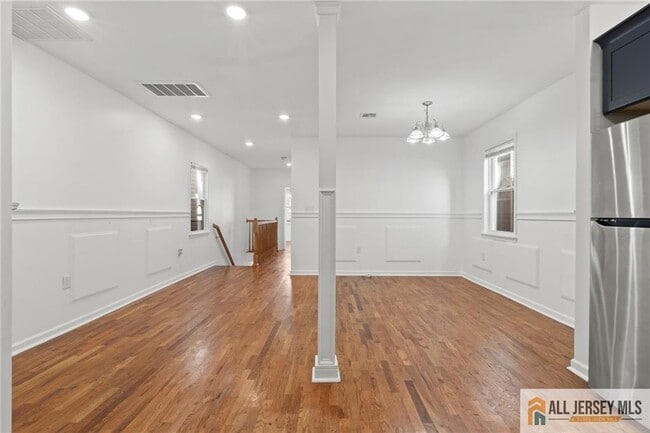 Building Photo - 362 1/2-362 New St