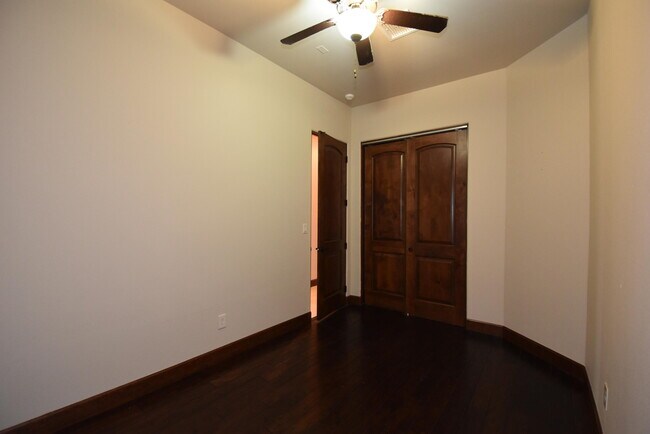 Building Photo - 6264 Wildwood Ct
