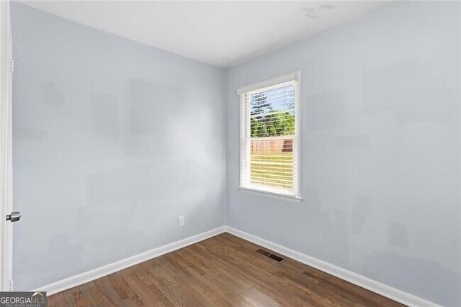 Building Photo - 2363 Beverly Ln