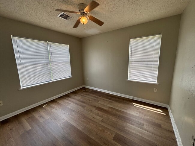 Building Photo - Lovely 5 Bedroom 2 Bathroom with a Fenced Backyard!