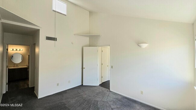 Building Photo - 3690 N Country Club Rd