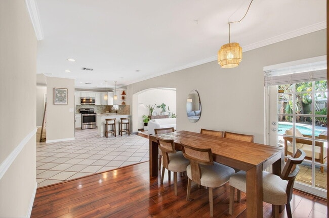 Building Photo - 301 SE 8th Ave