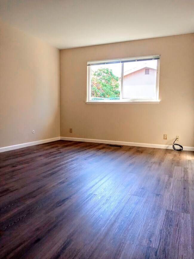 Building Photo - Charming 2bd Duplex With Private Yard & Garage