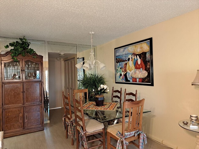 Building Photo - 336 Oakridge S