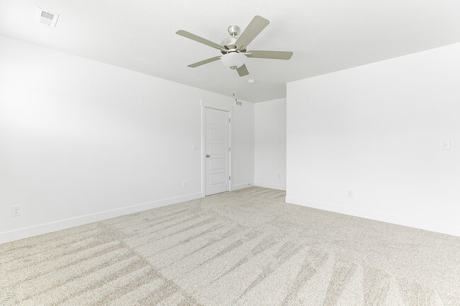 Building Photo - 4728 E Lake Corner Dr