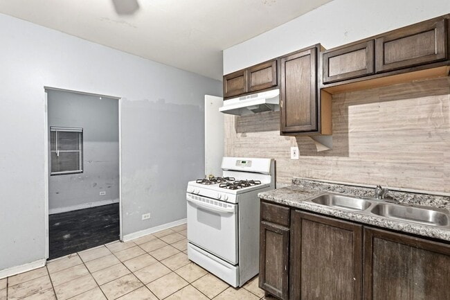 Building Photo - 6913 S Throop St