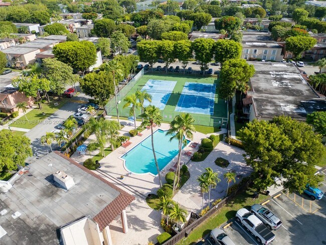 Building Photo - 10826 N Kendall Dr