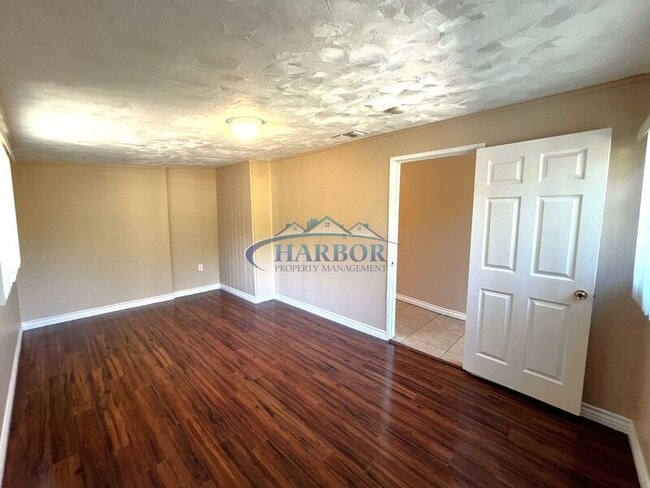 Building Photo - 227 W Cummings St