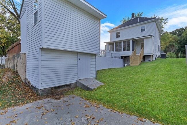 Building Photo - 27065 N Ridge St