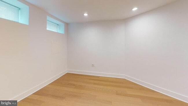 Building Photo - 472 Ridge St NW