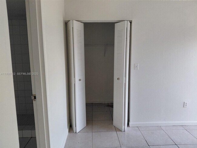 Building Photo - 5100 SW 41st St