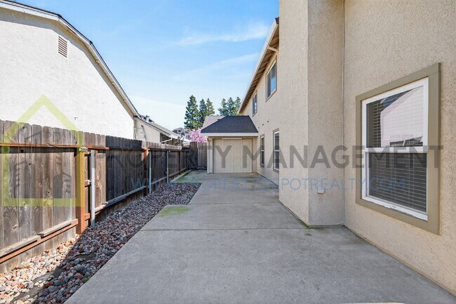 Building Photo - Spacious 3-Bedroom, 3-Bath Home Available