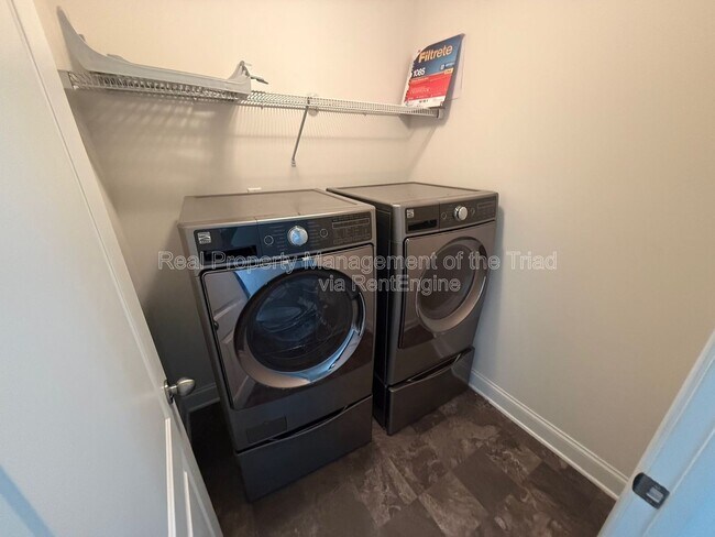 Building Photo - 2211 Talon Dr