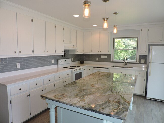 Building Photo - Email Linda@vacosold.com  or Call Office 8...