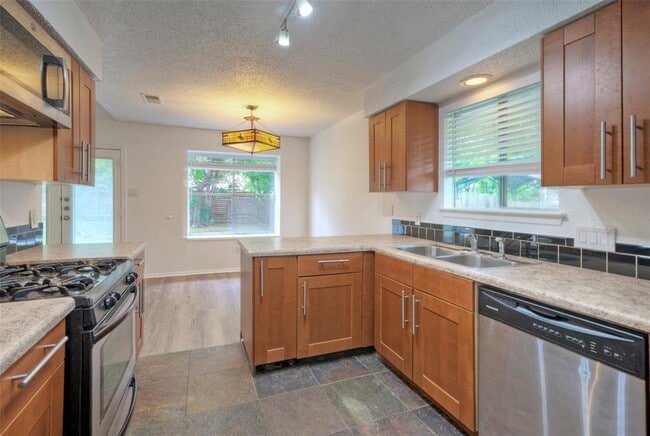 Building Photo - 702 Twin Oak Trail