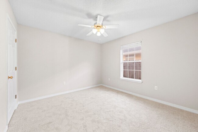 Building Photo - Charming home in IDEAL location!!!