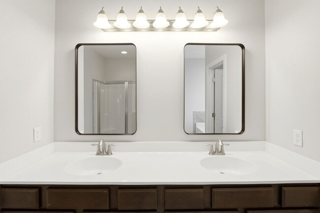 Building Photo - Spacious Living in Stateside – Comfort, Style & Convenience!