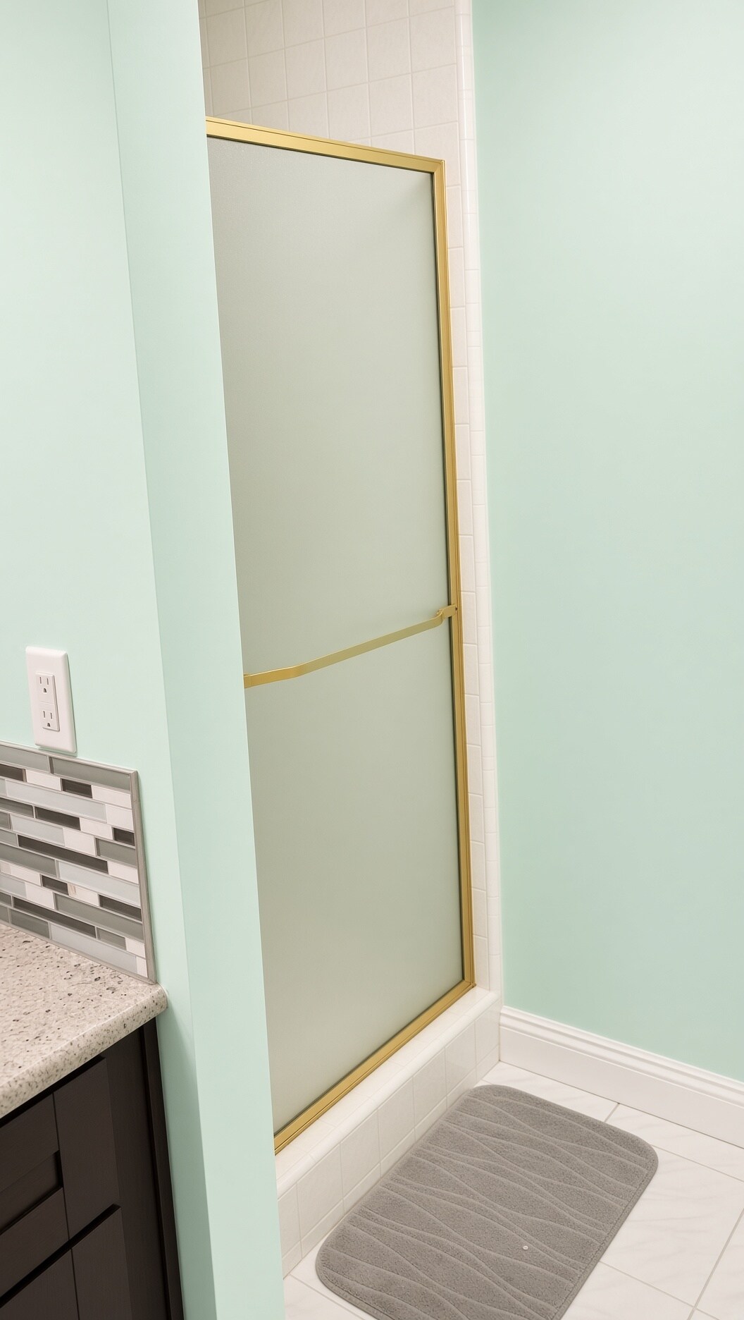 @nd Bathroom Shower - to be updated - 10671 Holman Ave