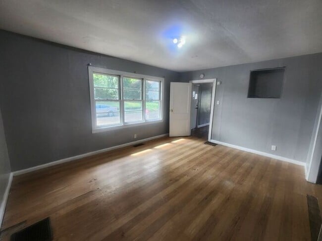 Building Photo - 2 Bedroom 1 Bath on the Northside