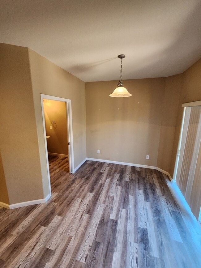 Building Photo - Beautiful Townhome