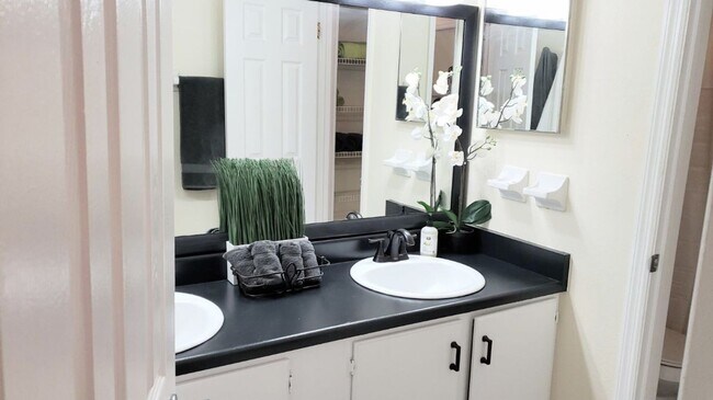 Building Photo - Beautiful  Furnished 1/1 condo x Rent  in Winter Park Next to Full Sail University !